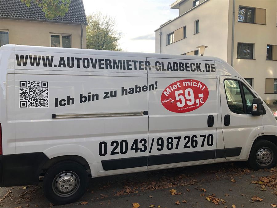 Transporter Seitenansicht vor Wohnhäusern