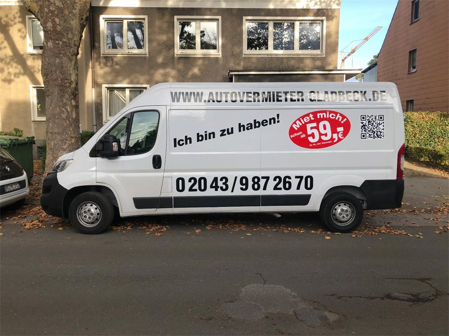 Transporter Seitenansicht auf der Straße