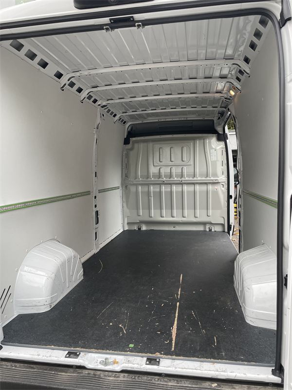Laderaum des Transporters mit Blick zur Trennwand