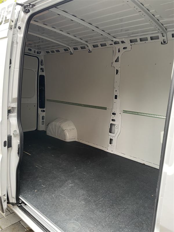 Laderaum des Transporters mit geöffneter Seitentür